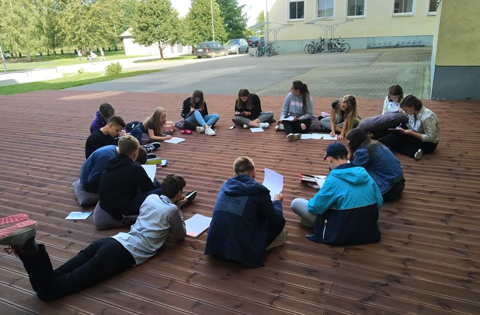 Õppimine toimub kõikjal. Tallinna Pae Gümnaasiumi noored. Foto: Christina Lään.