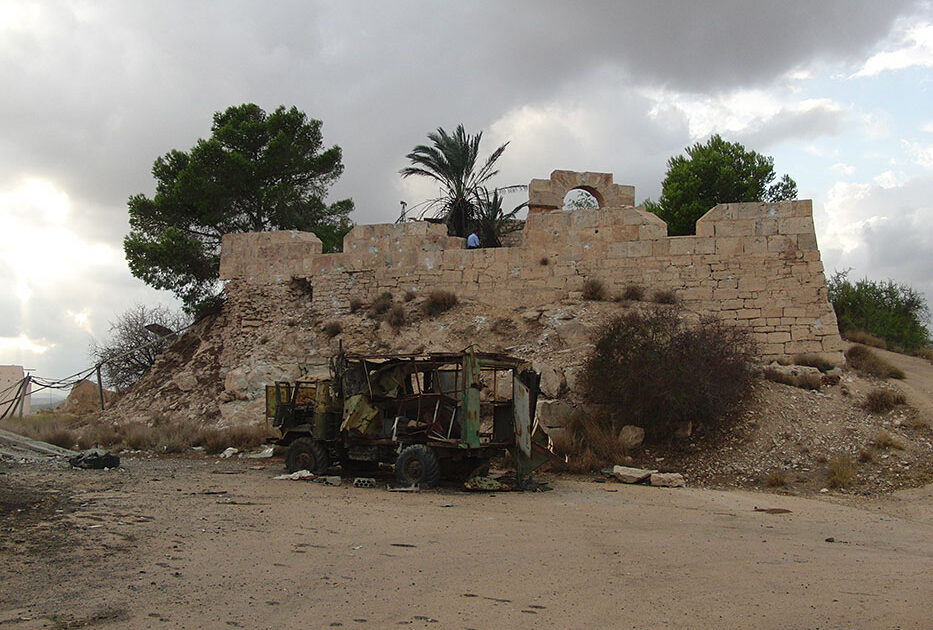 Ras Almargeb Liibüas, kus Gaddafi sõjavägi paigutas Vana-Rooma kindluse lähedusse kuus mobiilset radarit. Kõik kuus radarit hävitati, pärandipaik sai aga vaid pisut kannatada. Foto: © Joris Kila.