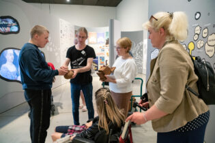 Näitusel „Õige keha, vale keha?“ muuseumipedagoog Anti Lillaku ja peakuraator Kristel Rattusega soolatoose uurimas. Foto: Anu Ansu