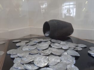 3. Muuseumis eksponeeritud viikingiaegne hõbeaare (Jaana Ratase valmistatud koopia) – 1325 münti, üks hõbekang, kuus helmest ja ühe ehte fragment – osutab Kehra küla enam kui 1000-aastasele ajaloole. Foto: Anne Oruaas