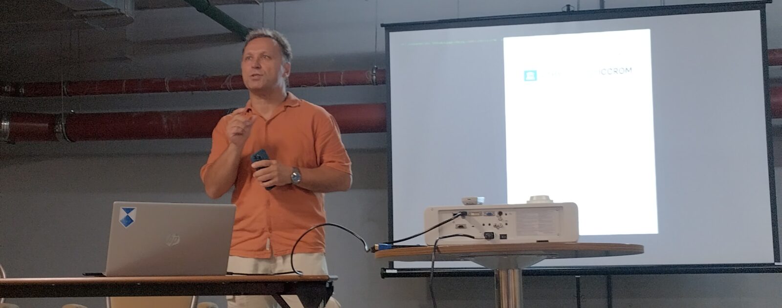 Ihor Poshyvailo pidamas õhuhäire ajal loengut varjendis. Foto: Linda Lainvoo