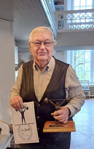 ESAS täiskogu koosolekul 8. mail 2025 TÜ muuseumi valges saalis Enn Mainla aasta tegusamale ESAS liikmele antava Alfredi rändauhinna ja tunnistusega, et ta on selle saanud 2024. aasta eest