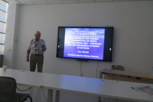 Enn Mainla pidamas ettekannet rahvusvahelise spordiajaloo ühingu kongressil Madridis juulis 2019