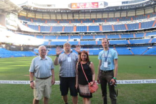 Real Madridi jalgpallistaadionil juulis 2019 Enn Mainla koos teiste kongressil esinenud tartlastega (vasakult) Kalle Voolaidi, Piret Voolaidi ja Johannes Vedruga